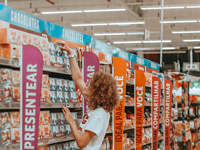 Une femme procédant au choix des produits à mettre en avant lors d'une animation commerciale.